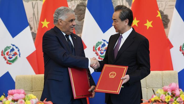China Unterzeichnung des diplomatischen Abkommens zwischen der dominikanischen Republik und China in Peking (Getty Images/AFP/G. Baker)