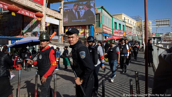 China Sicherheitsdienste patroullieren in Uighur-Bazaar in Xinjiang (picture-alliance/AP Photo/Ng Han Guan)