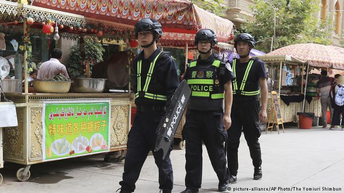 China Polizei in der autonomen Region Xinjiang (picture-alliance/AP Photo/The Yomiuri Shimbun)