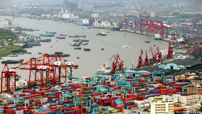 Containerhafen von Schanghai (picture-alliance/dpa/dpaweb/A. Tu)