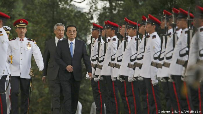 China Li Keqiang, Lee Hsien Loong Singapur (picture-alliance/AP/Feline Lim)