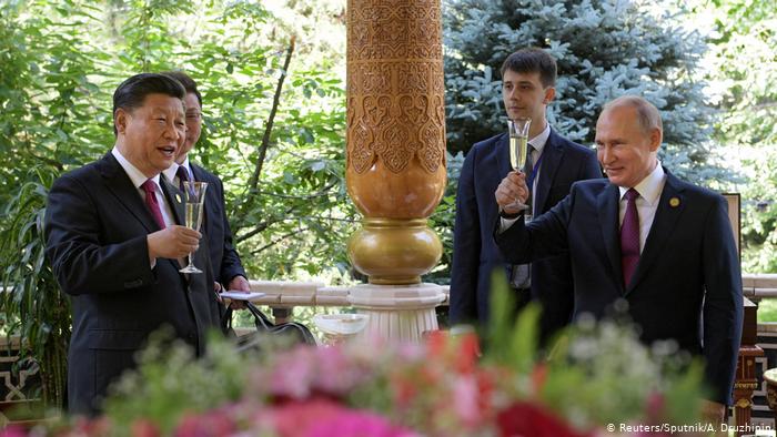 Tadschikistan Duschanbe | CICA Gipfel - Vladimir Putin und Xi Jinping (Reuters/Sputnik/A. Druzhinin)