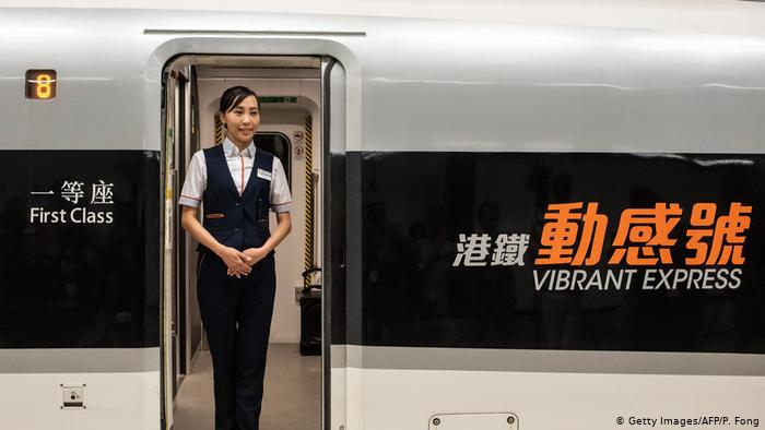 China Eisenbahn neue Zge Vibrant Express Zugpersonal (Getty Images/AFP/P. Fong)