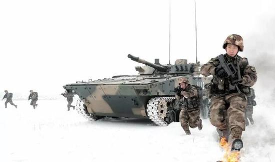 中国仿制俄方的04A步战车 为何运用越来越像美军了