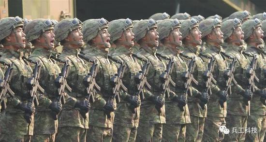 中国陆军大规模采购军用防弹插板 单兵防护世界领先