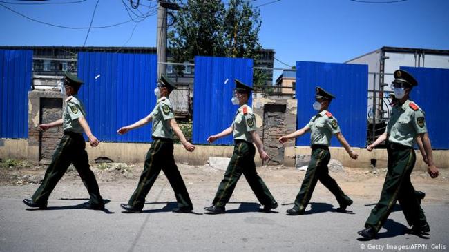 China Peking | Coronavirus | paramilitärische Polizistinnen