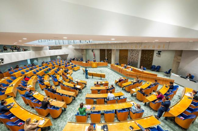 在荷蘭國會，11月30日荷蘭眾議院高票通過兩項挺台動議。 圖／取自荷蘭國會二院臉書