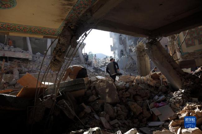 多国联军空袭也门萨那胡塞武装据点 房屋被毁成废墟