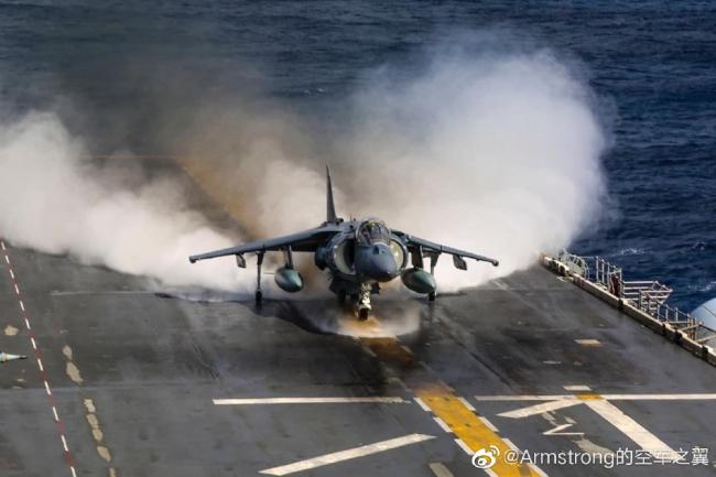 甲板干燥机！美国海军陆战队AV-8B鹞式攻击机甲板起飞