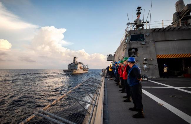 小动作不断！美国军舰在南海最新行踪曝光，美军展示装填鱼雷画面