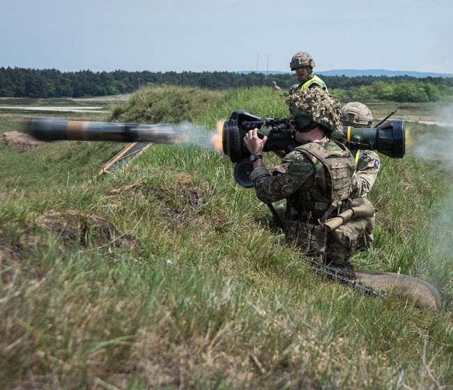英国抢在美国前面出兵！特种兵飞抵乌克兰，2000枚导弹想打垮俄军