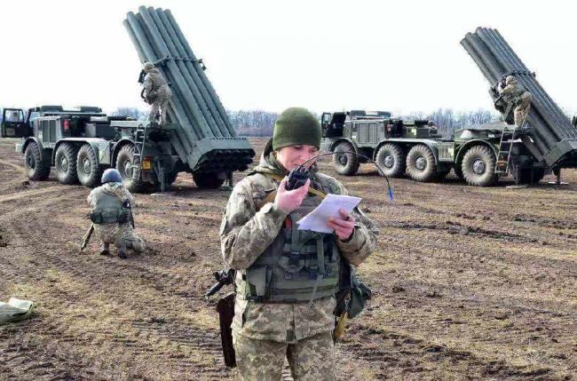 积极备战？乌克兰军队向东部停火线附近部署重型武器