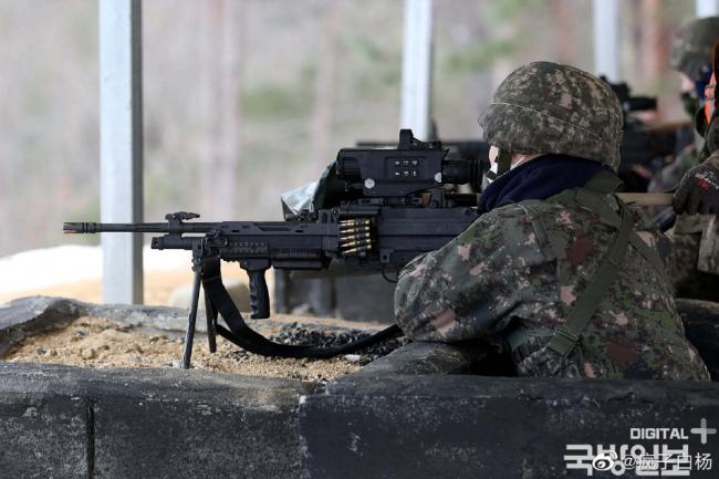 韩国陆军第21步兵师新装备K15轻机枪 进行适应性训练