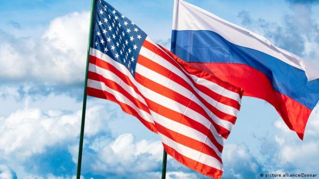 Flaggen von USA und Russland