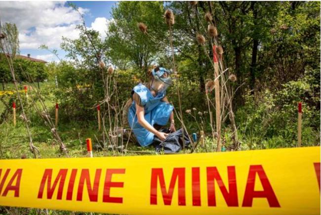 乌克兰辣妹赴科索沃学拆弹排雷 清理战后家园
