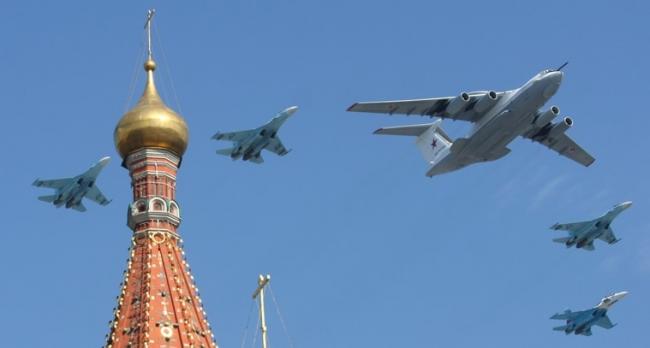 俄罗斯“末日专机”IL-80（前）2010年5月9日参与在莫斯科举行的胜利日阅兵式。法新社