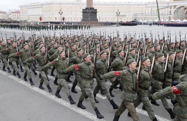 俄军士兵5日在圣彼得堡参加彩排。(欧新社)