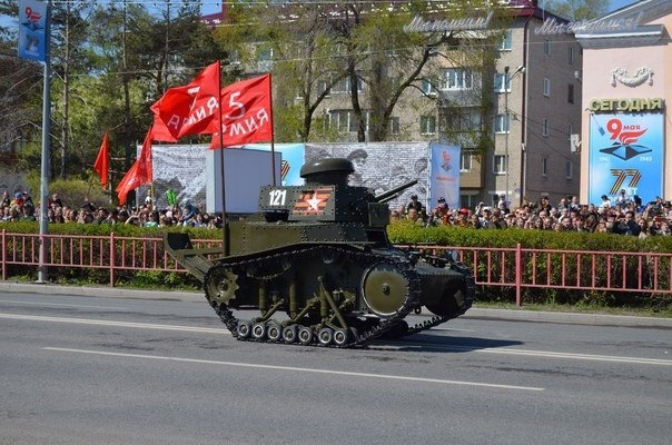俄罗斯阅兵上出现的迷你坦克 外形像玩具