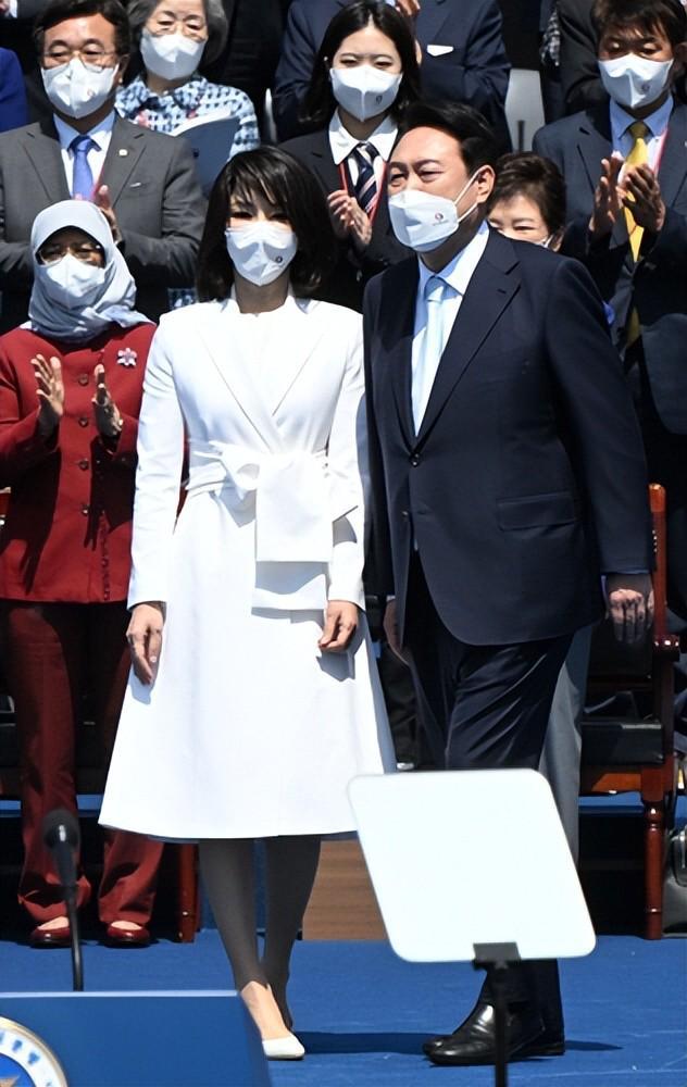 韩国新晋第一夫人靠美貌火了 摘下口罩颜值绝了