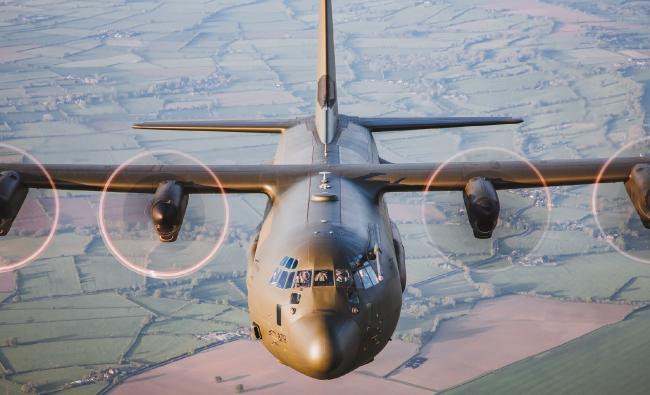 空对空拍摄英国皇家空军C-130J运输机