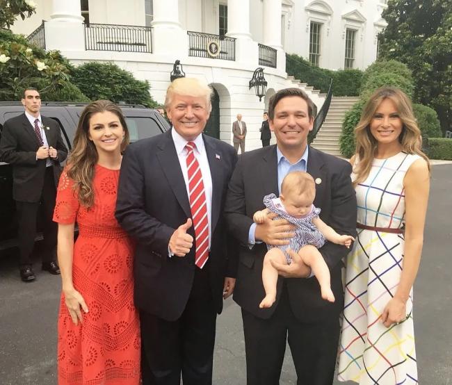 川普在任期间，德桑蒂斯特意带着新生儿去白宫与川普一家相聚