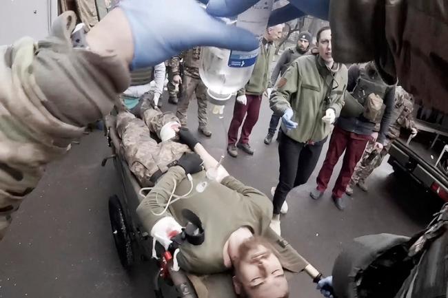 白芙丝卡协助一名躺在担架上、被送医治疗的乌克兰军人。美联社Yuliia Paievska