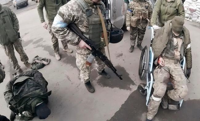 两名受伤的俄罗斯军人被带到马立波医院接受治疗。美联社/Yuliia Paievska
