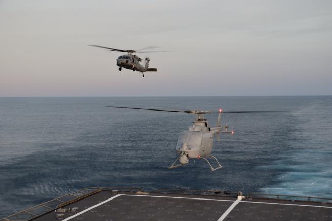 美军有人直升机与无人直升机同时在南海起降