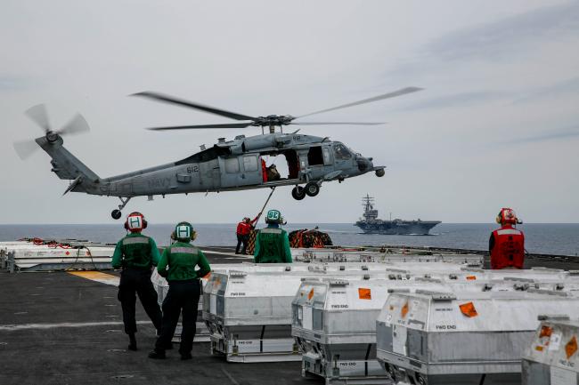 甲板堆满！美军舰载直升机为航母补充弹药