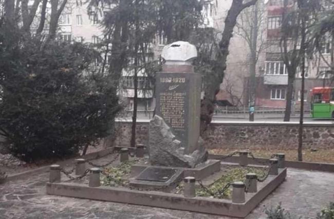 去苏联化 乌国挖了红军传奇指挥官的墓 还刨出骸骨