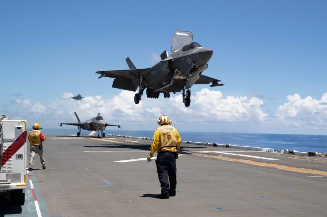 近距离拍摄美国F-35B战斗机垂直降落