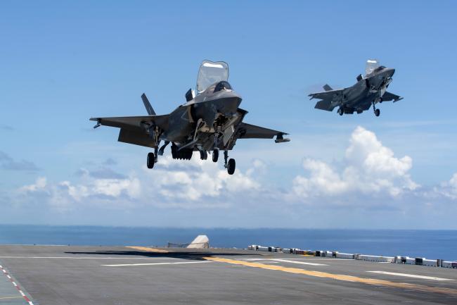 近距离拍摄美国F-35B战斗机垂直降落