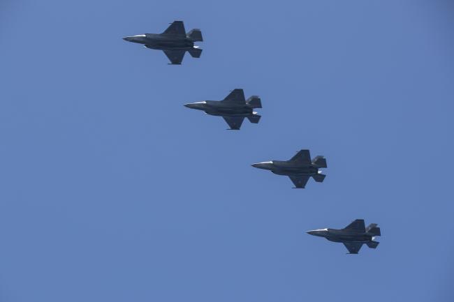 近距离拍摄美国F-35B战斗机垂直降落