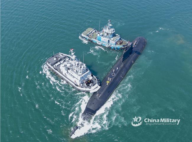 北部战区潜艇驶离港口进行海上训练