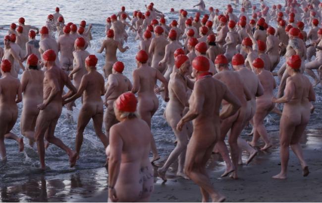 辣眼睛：2000人全裸下水，海滩顿时春光无限