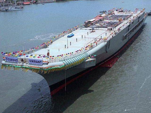 为追赶解放军 印度首艘国产航母又下水了