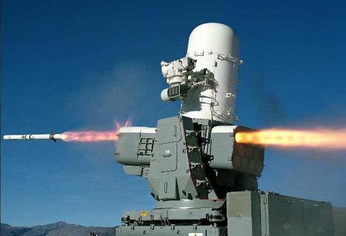 由MK-15 Block 1B近迫武器系統系統的砲架/搜索雷達與11聯裝RAM發射器組合成的海RAM近迫武器系統 。   圖 : 翻攝自mdc.idv.tw