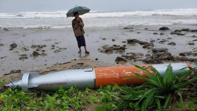 印度鱼雷惊现缅甸海滩 渔民围观，为何不怕爆炸？
