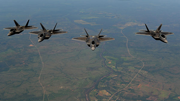 美國空軍參謀長小查爾斯·布朗近日強烈暗示，美國將提供烏克蘭戰機對抗俄羅斯。圖為美國空軍 F-22 「猛禽」戰鬥機。   圖 : 翻攝自US Air Force（資料照）