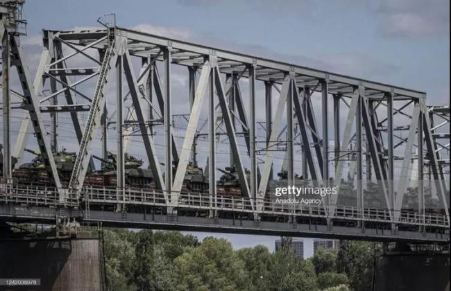 俄空军摆烂：乌军列车装满坦克，大白天通过大桥