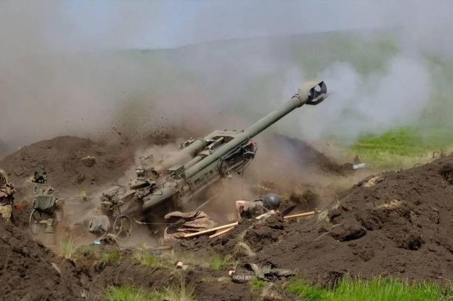 美国援助乌克兰的M777，被乌军丢在战场上