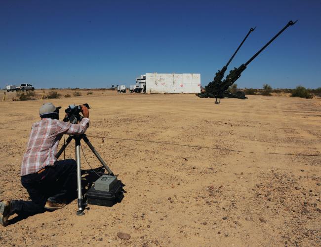 美军测试新型105毫米榴弹炮 可装在悍马车上
