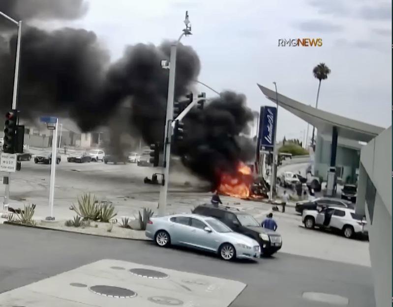 洛杉磯溫莎山區重大車禍，司機高速闖紅燈釀六車相撞，在一團火球中衝入路旁加油站，釀...