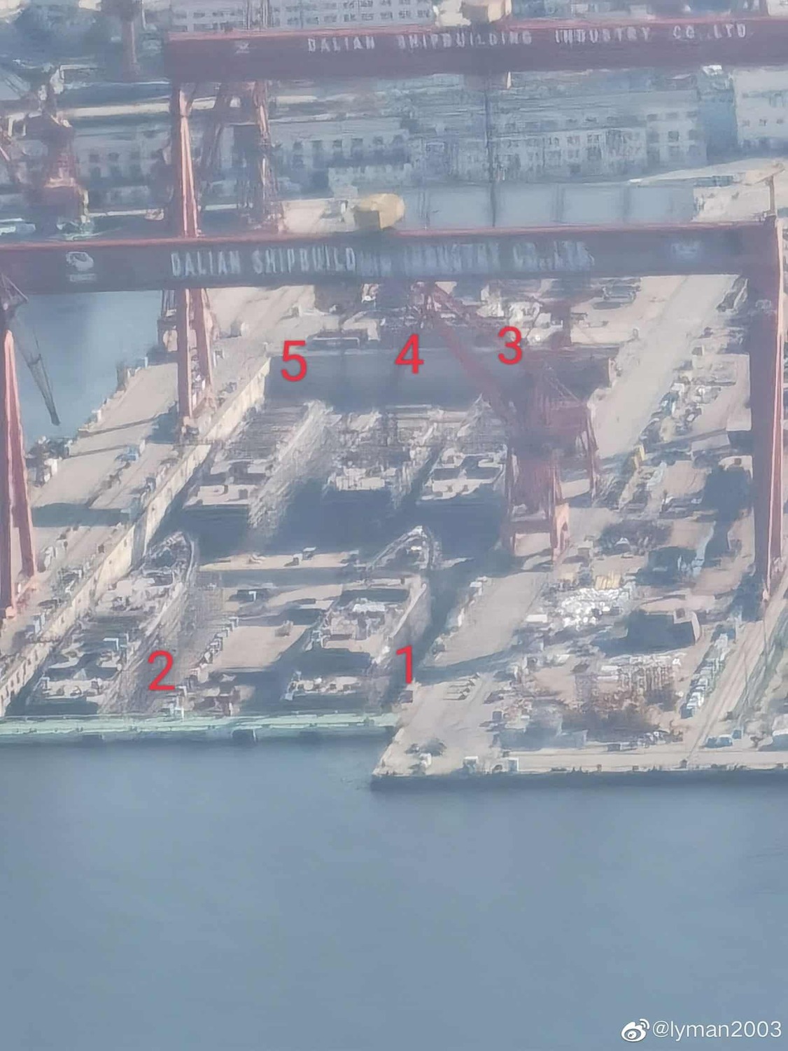 中国大连船舶重工集团一处船厂被拍到5艘处于不同建造阶段的「052DL」型飞弹驱逐舰正在施工。   图：翻摄@lyman2003微博