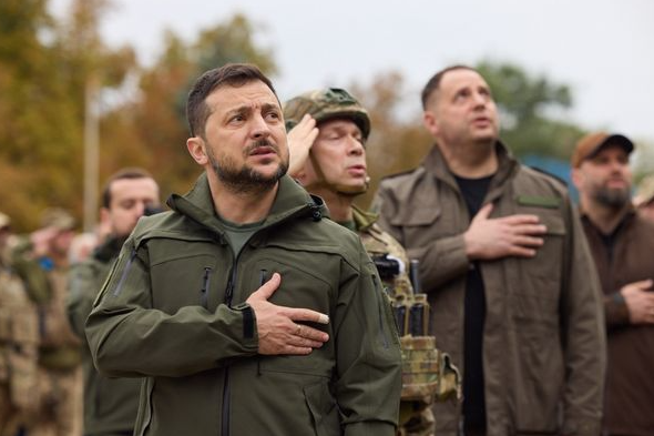 乌克兰收复伊久姆，泽伦斯基亲赴前线见证升国旗