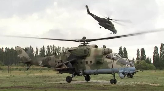俄媒報導俄軍「米-25」直升機阻止烏軍渡河，俄軍有多架戰鬥直升機最近遭到烏克蘭軍方擊落。 圖:翻攝自騰訊網