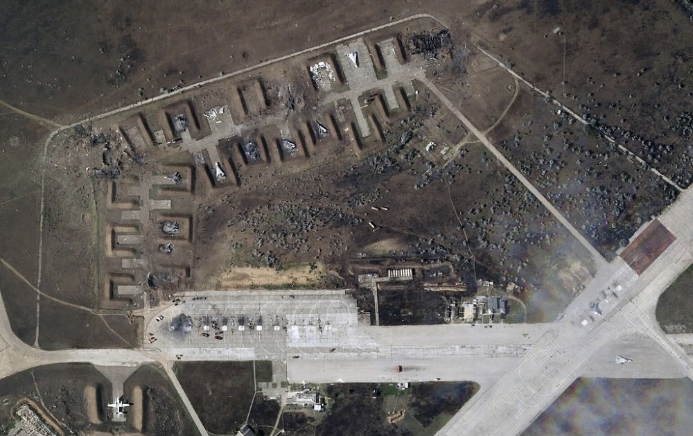 克里米亞地區的一座俄軍空軍基地發生多起爆炸，CNN估計大約有 7 到 9 架俄軍機被催毀，且跑道嚴重損壞。   圖：翻攝自騰訊網