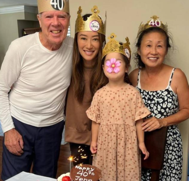 谢婷婷温哥华庆祝“不惑之年”！3岁女儿站家族C位，正面曝光！还真不是混血