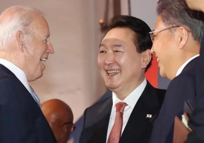 糗大！才跟拜登握手，韩总统骂美“臭崽子”被拍