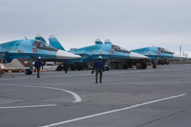 乌军在红利曼战场发现俄军苏-34战机残骸